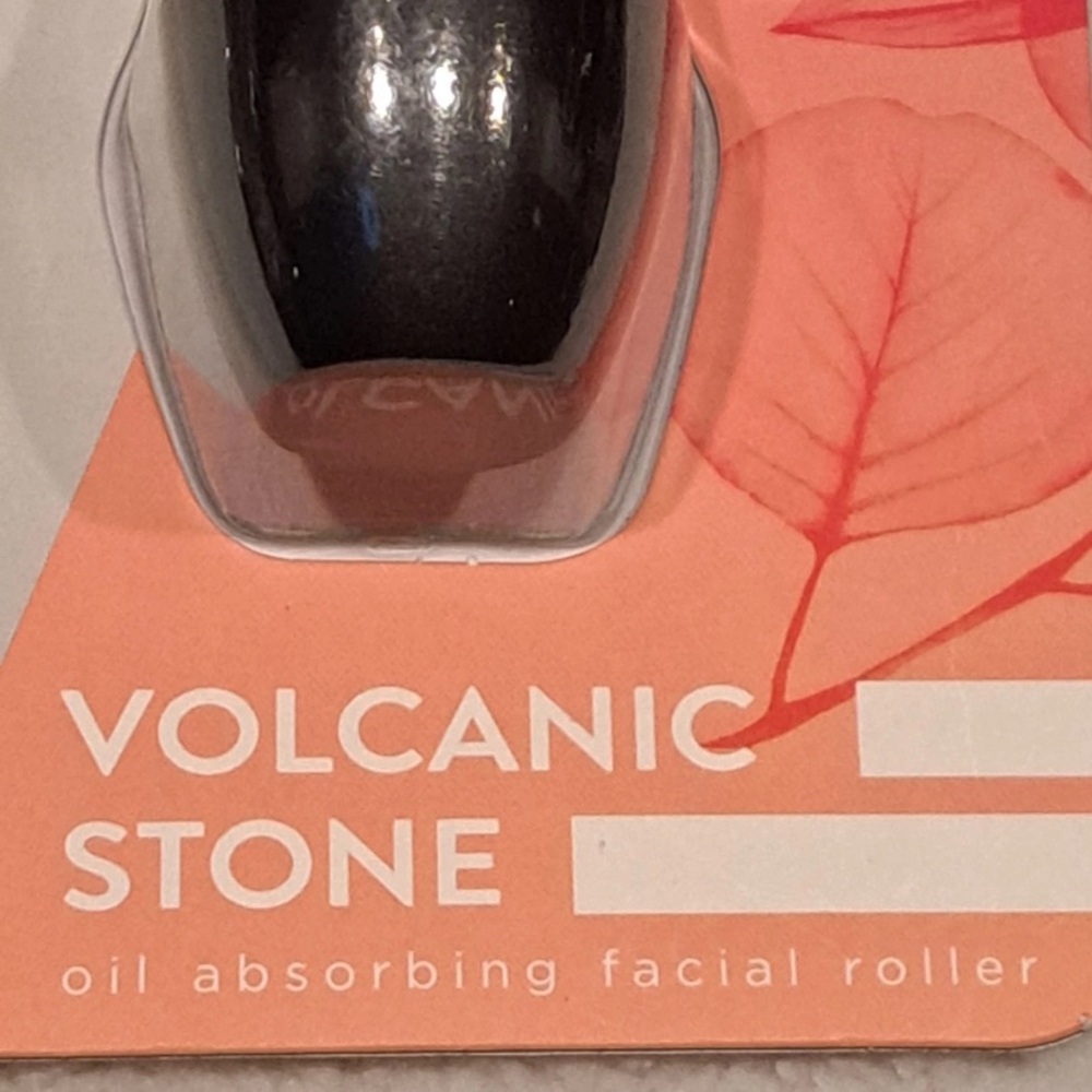VIVASPA by Vivitar Volcanic Stone on the go Facial Roller Oil-Absorbing Roller. - Picture 3 of 7